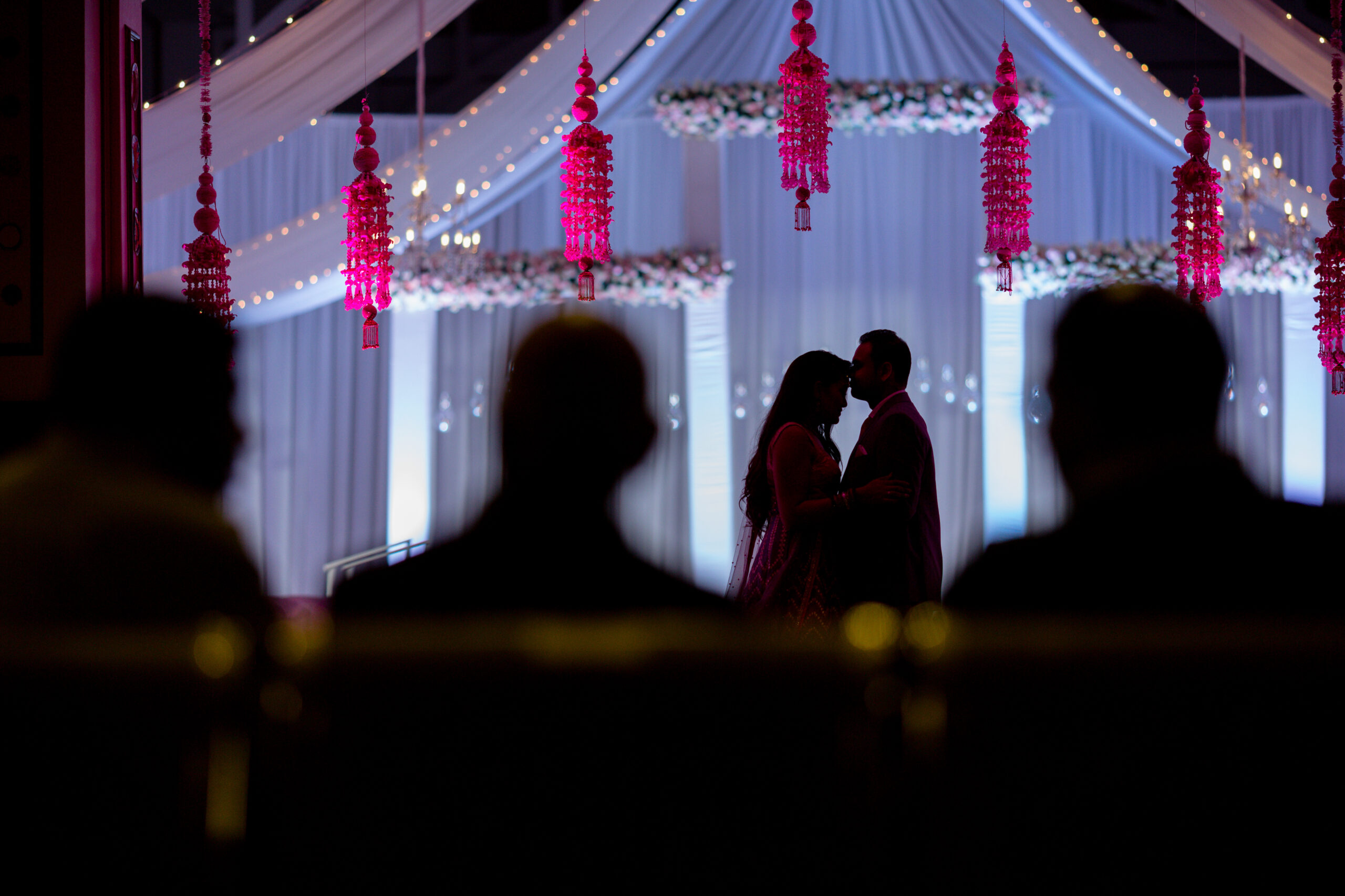 Braut wirft Brautstrauß