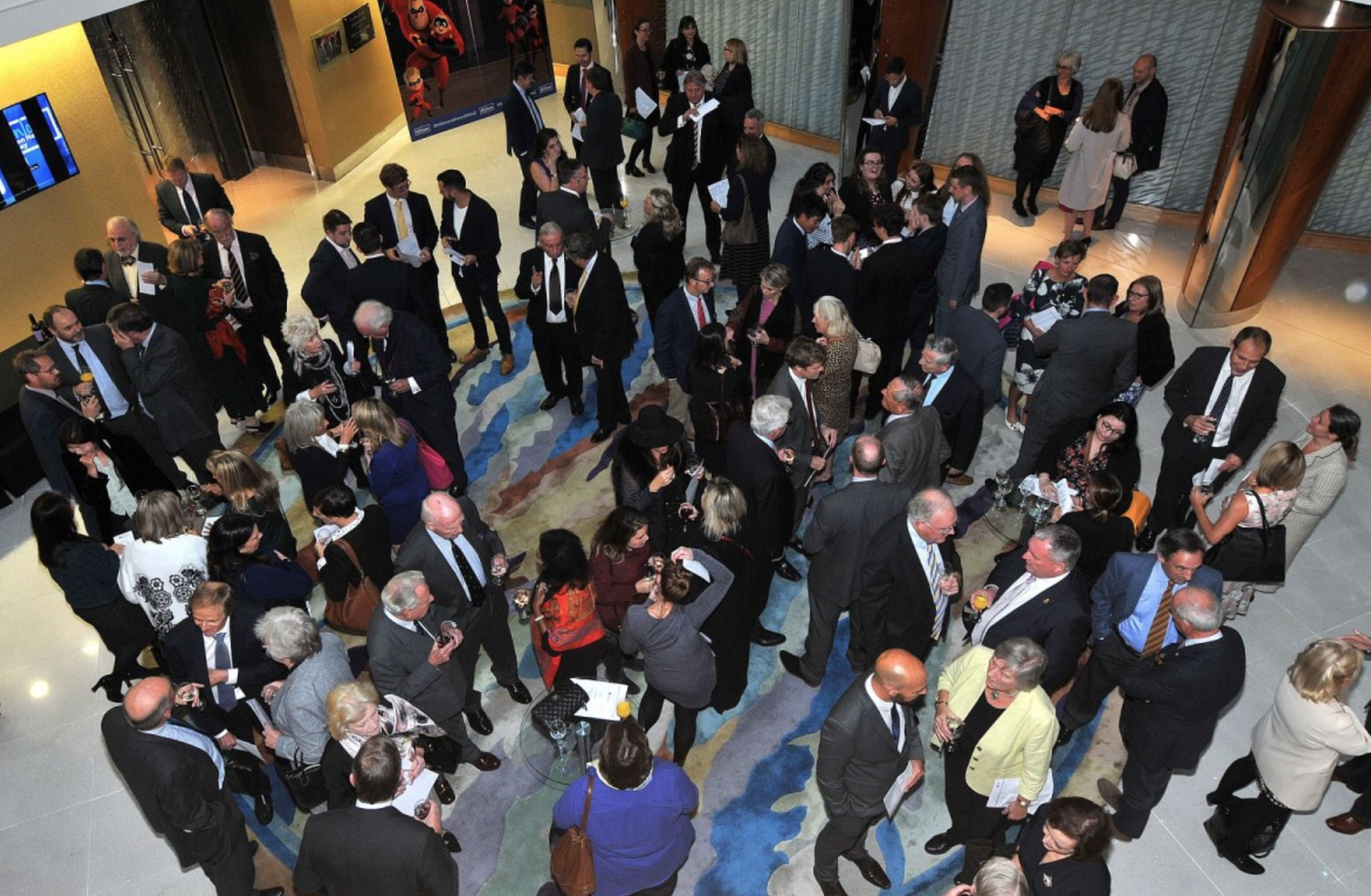 Braut wirft den Blumenstrauß